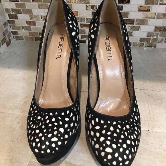 Layered Faux Black Suede Netting overlay. 5”Heels - Picture 3 of 6